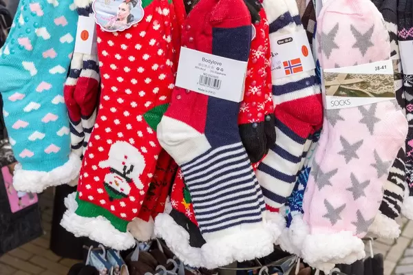 Kuschelige Weihnachtssocken an einem Stand