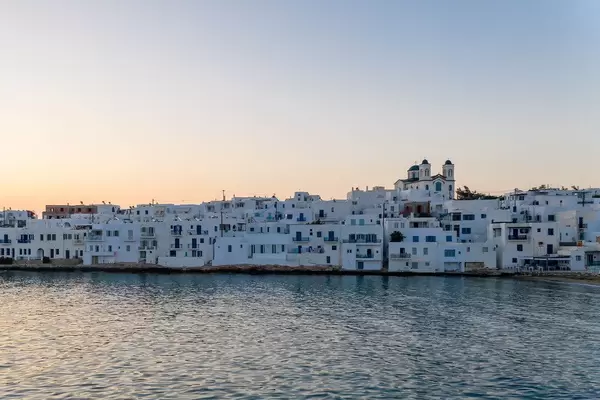 Küste der malerische Hafenstadt Naoussa am Mittelmeer, auf der Kykladeninsel Paros, Griechenland