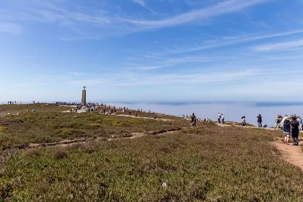 Küstenlandschaft mit Touristen am Cabo da Roca