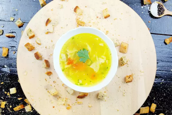 Kuttelsuppe mit Croutons, Aufnahme von oben