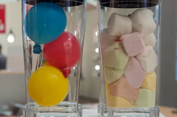 Kuvings gewöhnlicher Blender und Vakuum-Blender neben einander