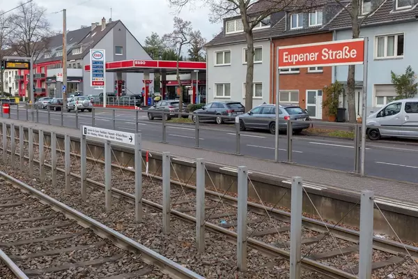 KVB-Station Eupener Straße mit Blick auf die Schienen der Kölner Stadtbahn