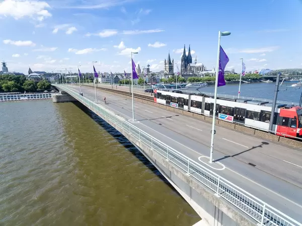 KVB-Straßehnbahn auf der Deutzer Brücke