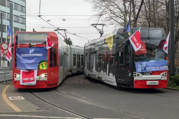 KVB Straßenbahnen mit Verdi-Fahnen und Postern. Streik