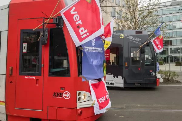 KVB Straßenbahnen mit Verdi-Fahnen
