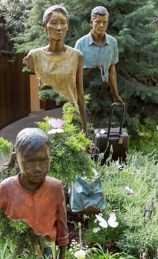 La Famille de Voyageurs by Bruno Catalano