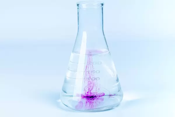 Laboratory flask with liquid and dissolving cristamimium potassium permanganate (Flip 2020)