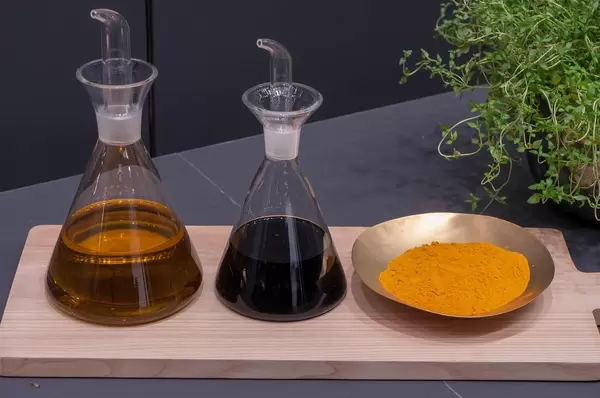 Laborkolben mit Flüssigkeiten und gelbes Pulver