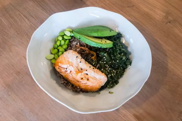 Lachs (aus nachhaltigem Fischfang), Vollkornwildreis, Sesam-Spinat, Avocado, Edamame, hausgemachte Teriyaki-Sauce