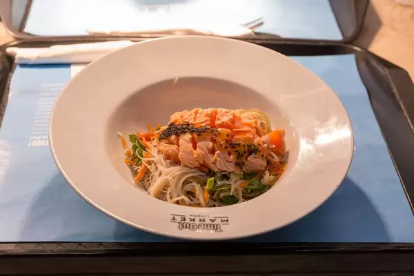 Lachs mit Glasnudeln und Gemüse im Timeout Market in Lissabon