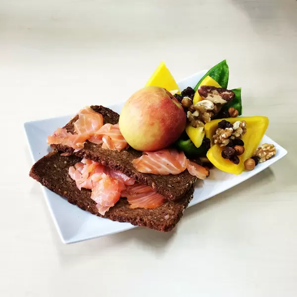 Lachsbrote, Äpfel, Nüsse und Paptrika