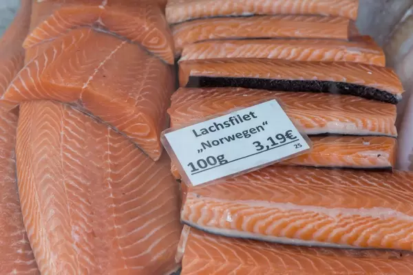 Lachsfilet in einem Fischgeschäft am Naschmarkt