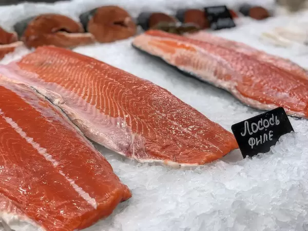 Lachsfilets auf dem Danilovsky Market in Moskau