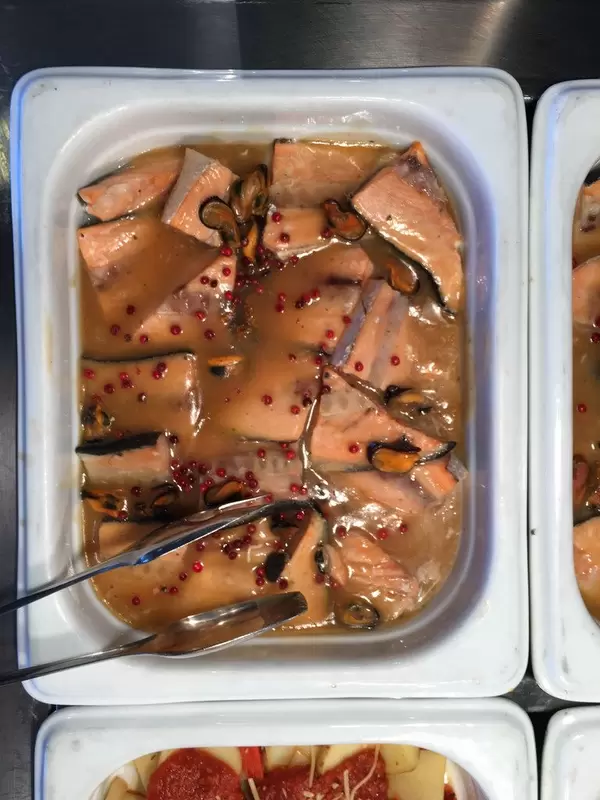 Lachsfilets und Miesmuscheln mit Preißelbeeren in Sauce