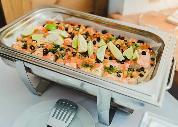 Lachssalat mit Limette in einer Kälteschale an einem Büfett