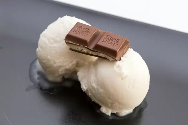 Lactose-free and soy-free vegan coconut ice balls from Nomoo with Ritter Sport Chocolate