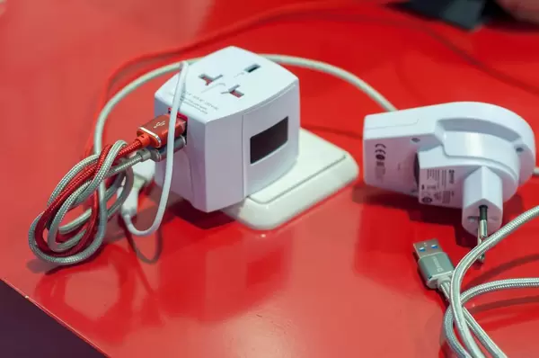 Ladegerät mit USB-A Anschluss und Kabelsalat