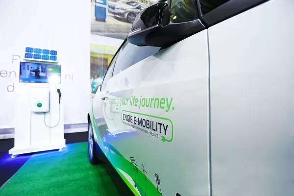 Ladestation für E-Auto und weißes Auto mit Beschriftung "Electrify your life journey" von Engie E-Mobility