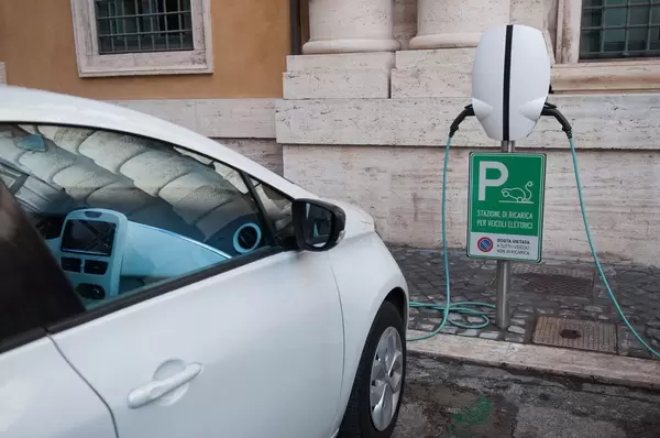 Ladestation für Elektrofahrzeug in Rom, Italien