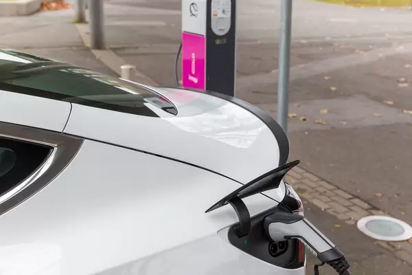 Ladestecker Phoenix Contact wird beim Aufladen des Elektroautos Tesla verwendet