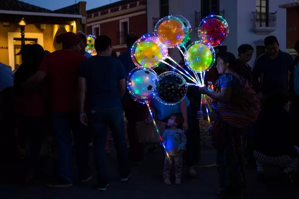 Lady selling illuminated balloons  Flip 2019