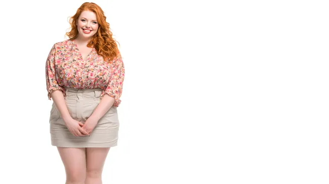 Lächelndes Curvy-Model in Blumenbluse und Shorts