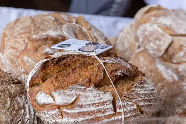 Laib Schwarzbrot am Naschmarkt in Wien