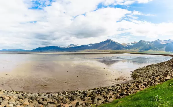 Lake with reflected mountain in Iceland / See mit reflektiertem Berg in Island