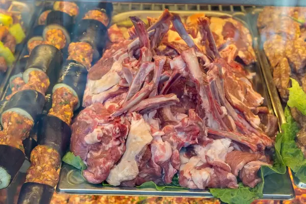 Lammkotelett in einer Vitrine eines Metzgers