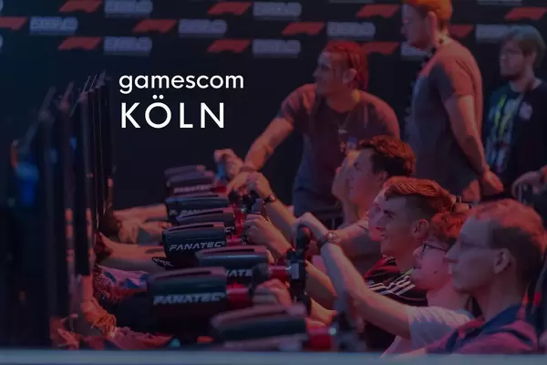 Lan-Party zeigt Besucher mit Lenkrad beim Zocken auf der größten Spielemesse Gamescom in Köln