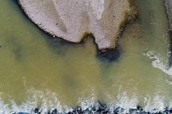 Land und Wasser: Arges Fluss in Rumänien, Luftaufnahme mit Drohne