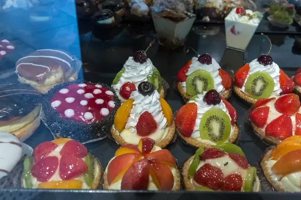 Landestypische süße Speise aus der Ragoussis Bakery in Naousa, Griechenland: Obsttörtchen mit Kiwis, Erdbeeren, Kirschen und Schlagsahne