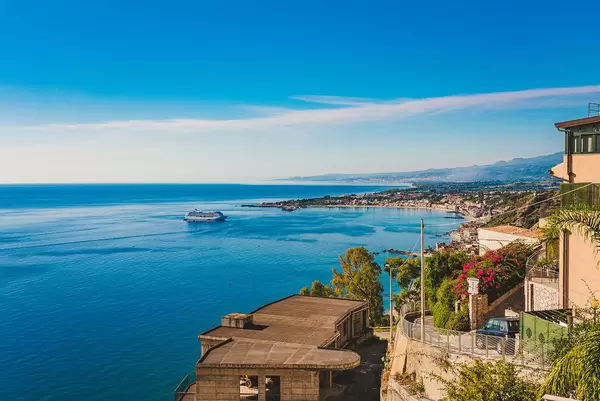 Landschaft des Ätna, der Gemeinde von Taormina und des Mittelmeers im Norden von Sizilien