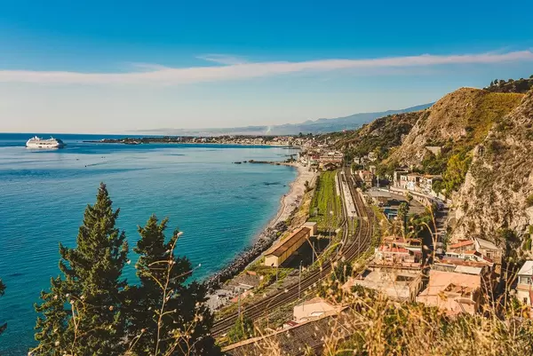 Landschaft des Ätna und der Küste von Taormina in Italien