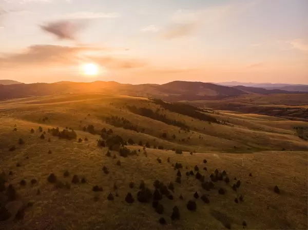 Landschaft des Zlatibor Gebirges in Serbien bei Sonnenuntergang