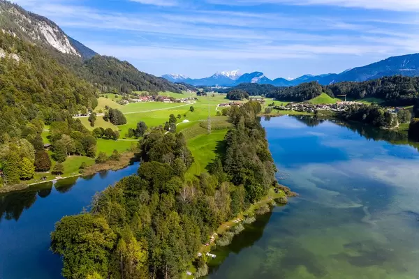 Landschaft in den österreichischen Alpen im Herbst: Reintalsee beim Seendorf Kramsach. Luftbild