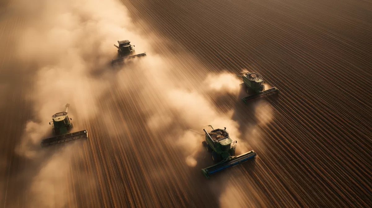 Landwirtschaftliche Maschinen in Aktion auf dem Feld