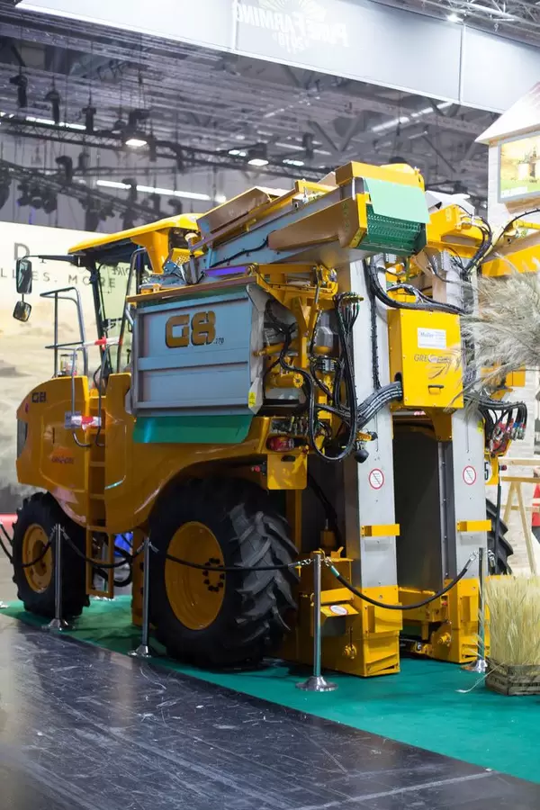 Landwirtschafts-Maschine am Messestand von Pure Farming 2018