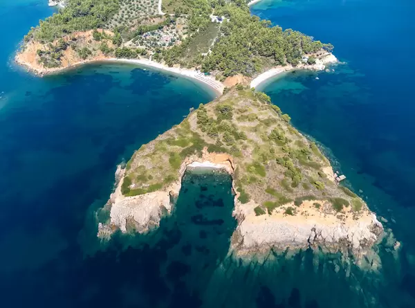 Landzunge, die eine Bucht bildet und zwei Strände voneinander trennt: Drohnenaufnahme bei Kokkinokastro