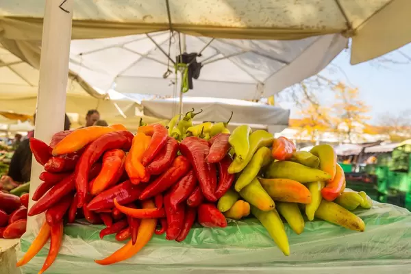 Lange Paprikaschoten auf dem Markt in Ljubjlana