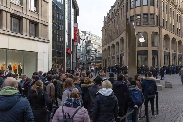 Lange Schlange vor dem Apple Store - iPhone X Verkaufsstart