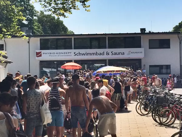 Lange Schlangen vor Stadionbad (Freibad) in Köln