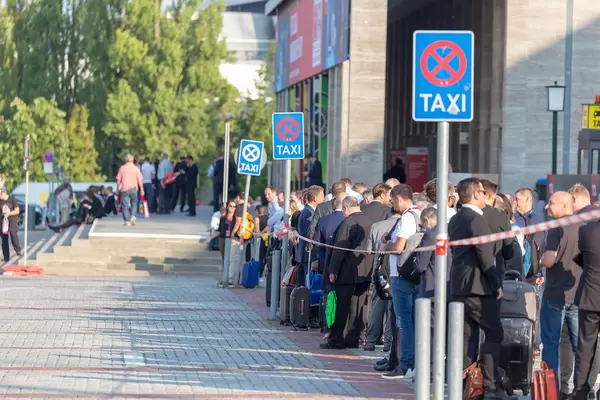 Lange Taxischlange bei Messe Berlin