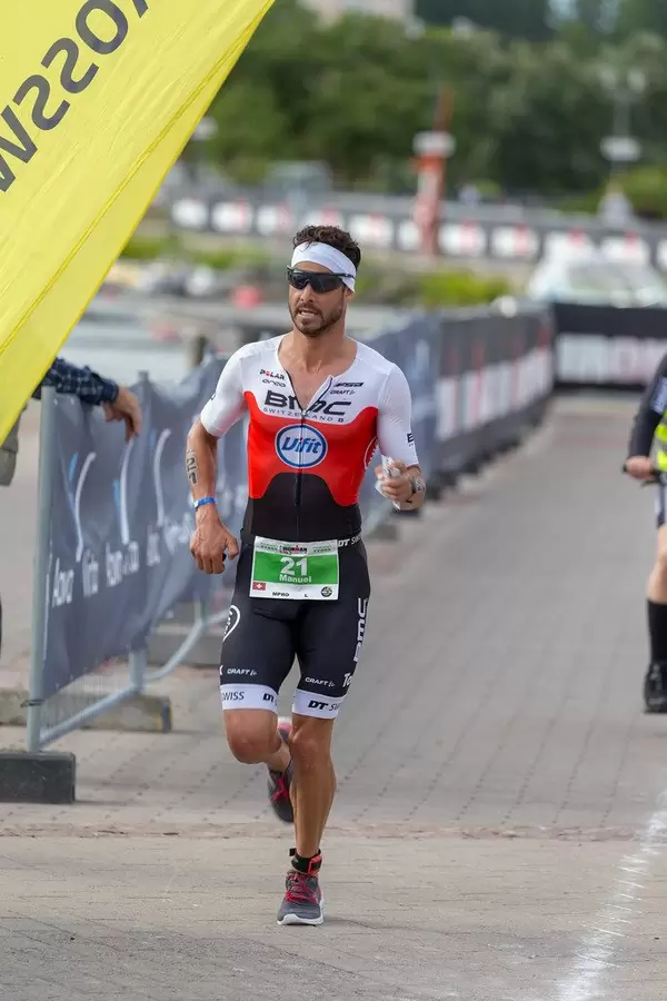 Langstreckenläufer Manuel Kueng auf der Marathonstrecke, startet für die Schweiz beim Ironman 70.3 und erhält Bronze im Triathlon-Wettbewerb
