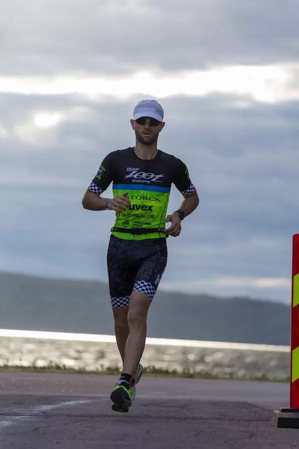 Langstreckenläufer rennt den Halbmarathon des Ironman 70.3 an der finnischen Küste in Lahti