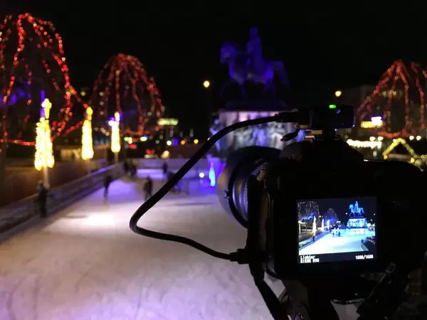 Langzeitbelichtung auf Weihnachtsmarkt Heumarkt in Köln mit Eisbahn und Reiterdenkmal