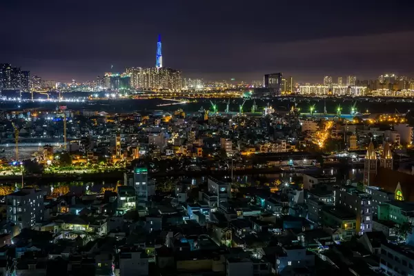 Langzeitbelichtung bei Nacht von Ho Chi Minh City  mit Landmark 81 in blauen Lichtern