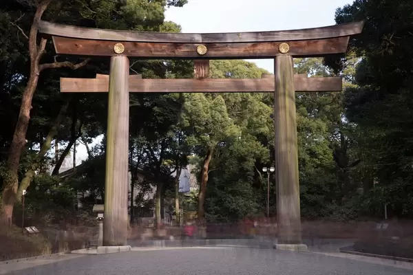 Langzeitbelichtung des Tors zum Meiji-Schrein, Tokyo