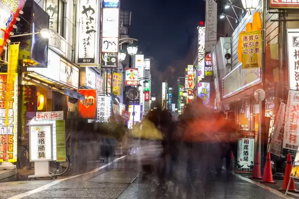 Langzeitbelichtung: Menschen in Einkaufsstraße in Tokio