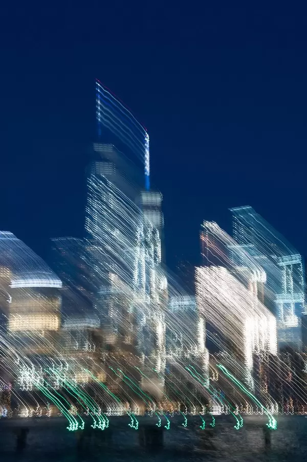 Langzeitbelichtung mit Bewegungsunschärfe von Wolkenkratzern, USA